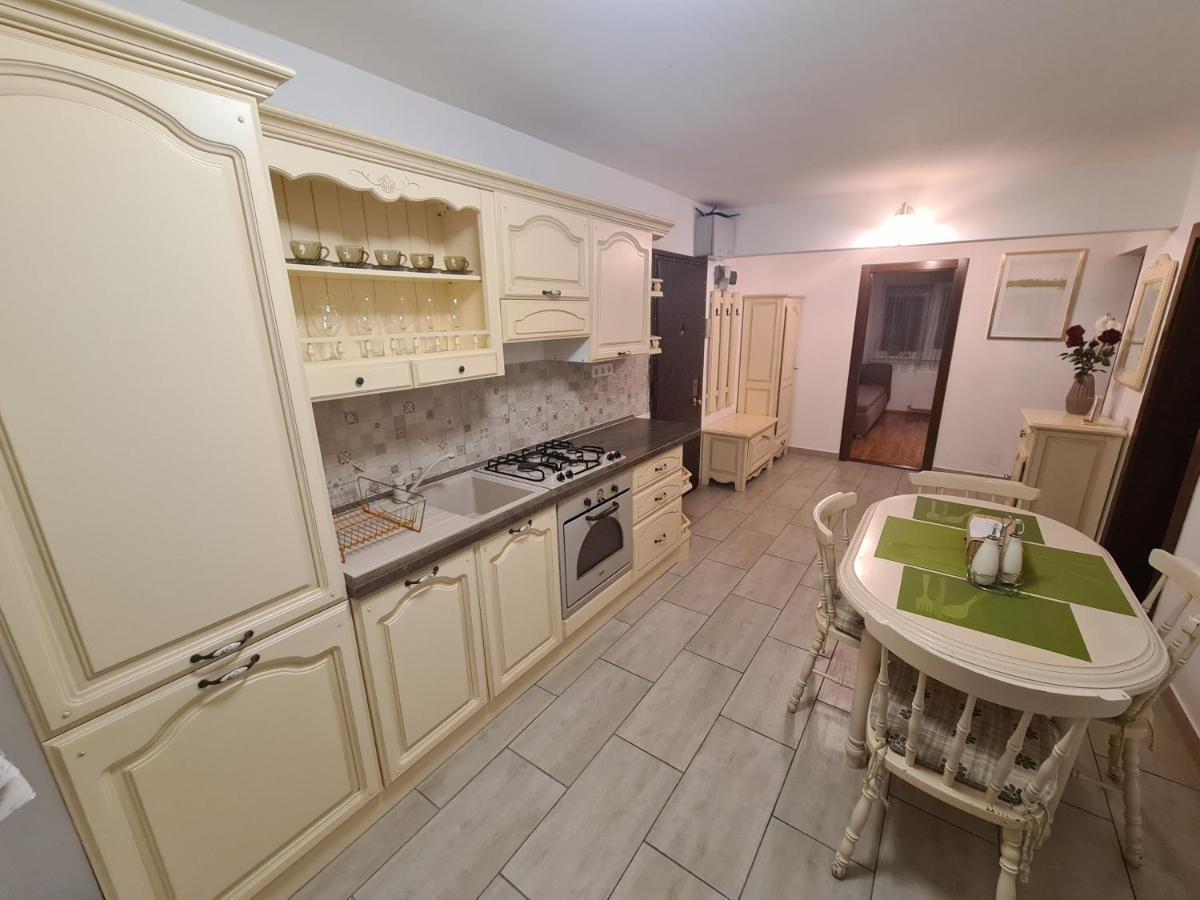 Clasic Apartment Nufarul Орадя Екстер'єр фото